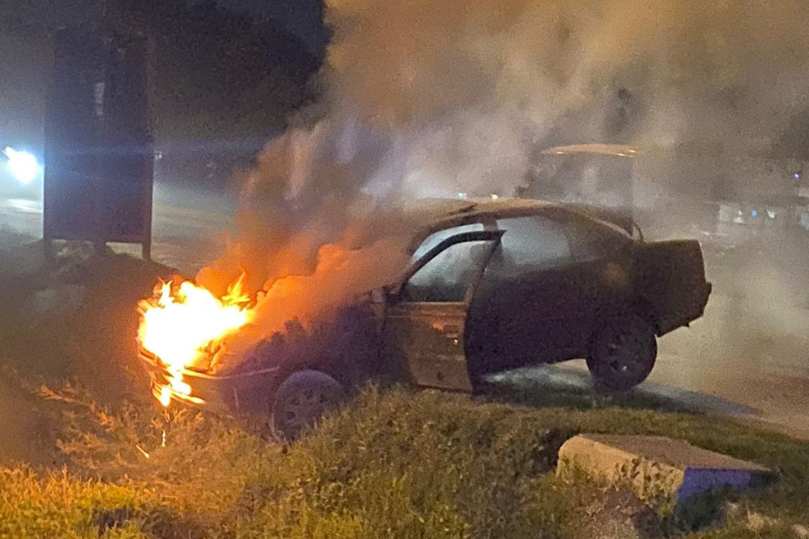 Se incendió un auto en plena Ruta 9